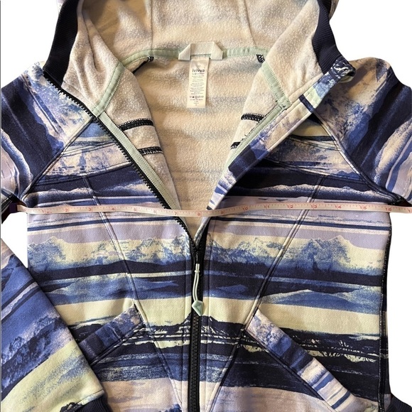 IVIVVA LULULEMON GIRLS SIZE 12 BLUE MOUNTAIN PATTERN ZIPPERED JACKET/HOODIE - Picture 8 of 10